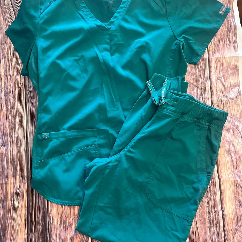 Med Couture Green Women's Scrub Set